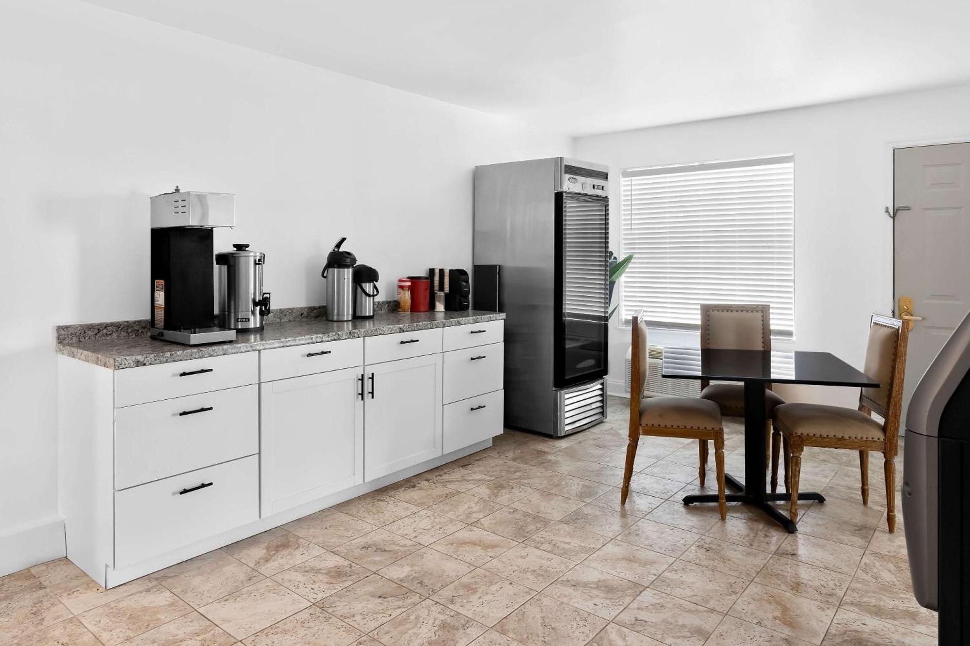 Suburban Studios By Choice Hotels - Award Winning - New 2024 - Walk To Eateries & Grocery - Ultra Sparkling - Garden Rooms - Designer Lighting & Right Off I-95 - Proudly An All American Managed Property Brunswick Ngoại thất bức ảnh