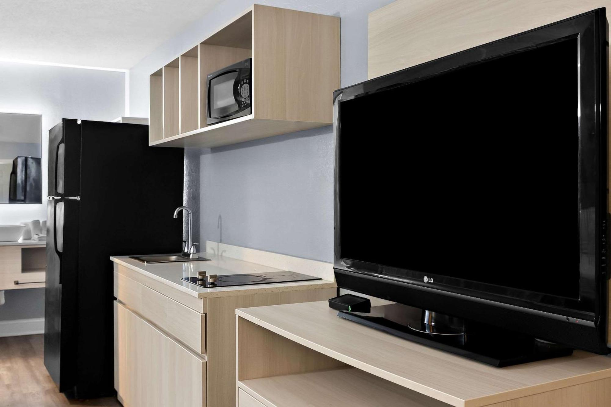 Suburban Studios By Choice Hotels - Award Winning - New 2024 - Walk To Eateries & Grocery - Ultra Sparkling - Garden Rooms - Designer Lighting & Right Off I-95 - Proudly An All American Managed Property Brunswick Ngoại thất bức ảnh