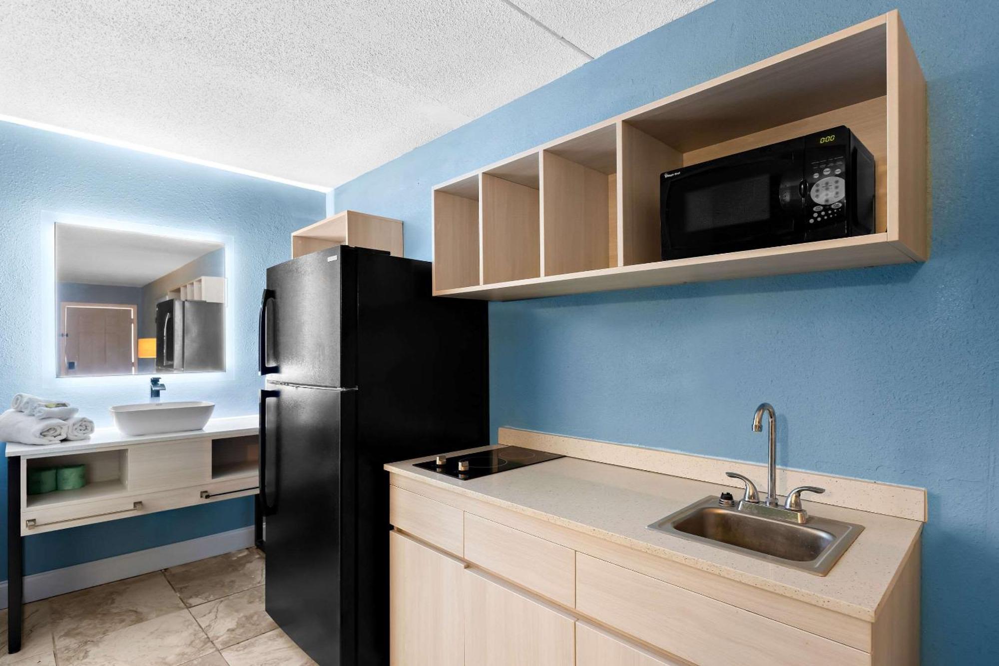 Suburban Studios By Choice Hotels - Award Winning - New 2024 - Walk To Eateries & Grocery - Ultra Sparkling - Garden Rooms - Designer Lighting & Right Off I-95 - Proudly An All American Managed Property Brunswick Ngoại thất bức ảnh